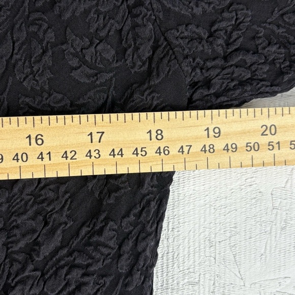 URU Designer V-neck Black Textured Silk Blouse Floral Print 100% Silk USA Made M - Picture 5 of 10